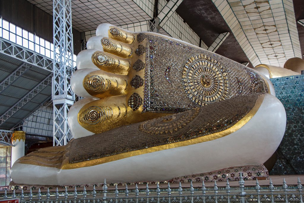 21-A foot of the Shwethalvaung reclining Buddha.jpg